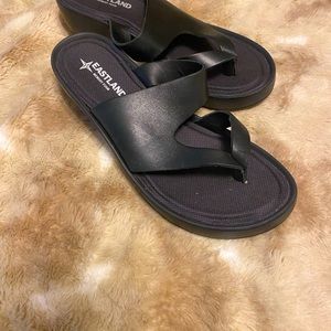 Women’s Eastland toe sandals black size 8.